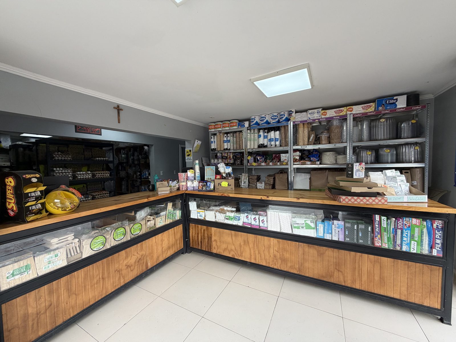 Interior de Distribuidora Los Dos, estanterías con stock de descartables y artículos de aseo
